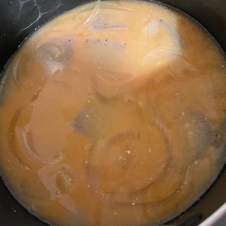 玉ねぎとこんにゃくの味噌汁